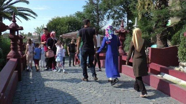 Bayramın İlk Gününde Vatandaşlar Hayvanat Bahçesine Akın Etti