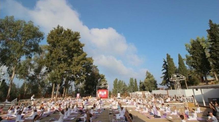 1. D&uuml;nya Yoga Koreografi Şampiyonası Kuşadası&rsquo;nda D&uuml;zenlendi