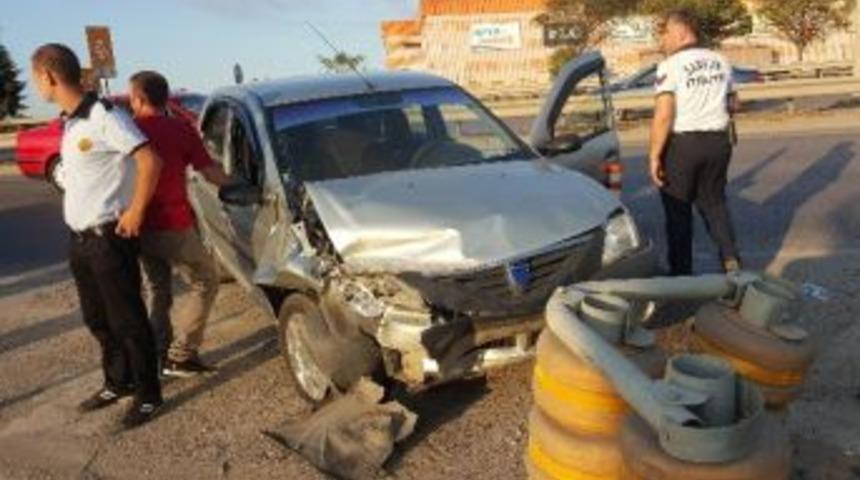 Otomobil Bariyere &Ccedil;arptı: 2 Yaralı