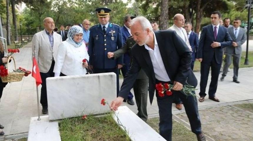 Şehitlerin Kabirlerine Karanfil Bırakıp Dua Etti