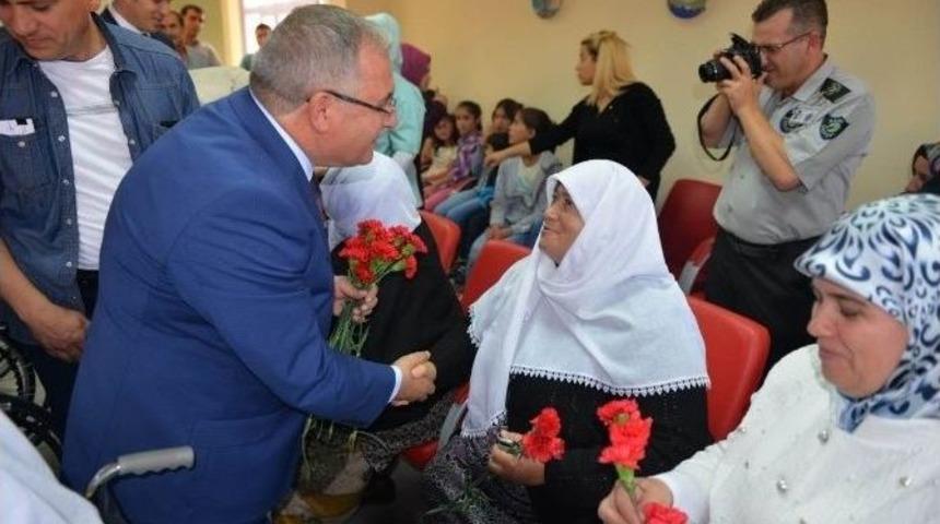 Vali Ve Eşinden Huzurevi Ve &Ccedil;ocuk Yuvasına Bayram Ziyareti