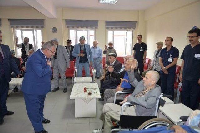 Vali Ve Eşinden Huzurevi Ve Çocuk Yuvasına Bayram Ziyareti