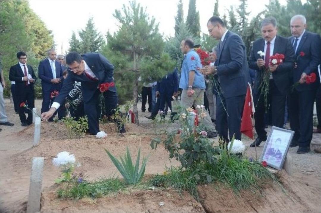 Bakan T&uuml;fenkci&rsquo;den Şehitlik Ziyareti