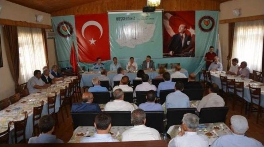 Selendi De Bayramlaşmada Gelenek Yaşatıldı. Askerlere Har&ccedil;lık Verildi.
