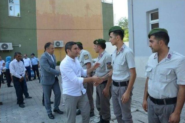 Selendi De Bayramlaşmada Gelenek Yaşatıldı. Askerlere Harçlık Verildi.