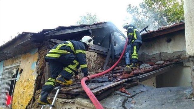 Evleri Yanan Aile Bayramda Sokakta Kaldı