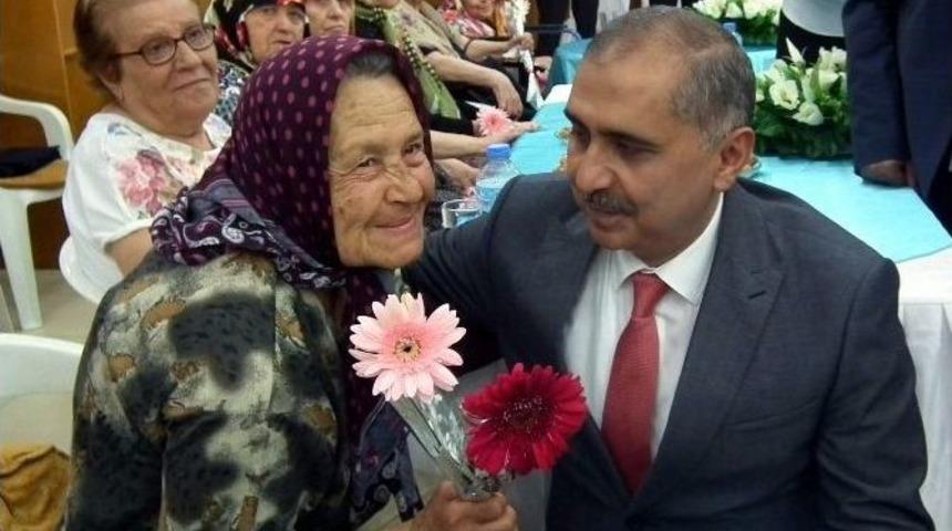 Vali Ko&ccedil;ak, Bayramda Yaşlıları Sevindirdi