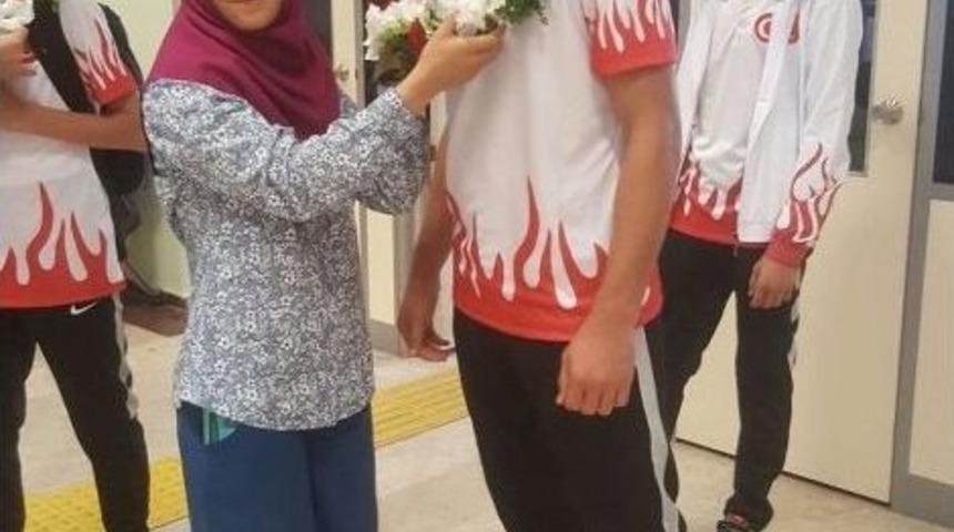 Şampiyon Sporcular &Ccedil;i&ccedil;eklerle Karşılandı