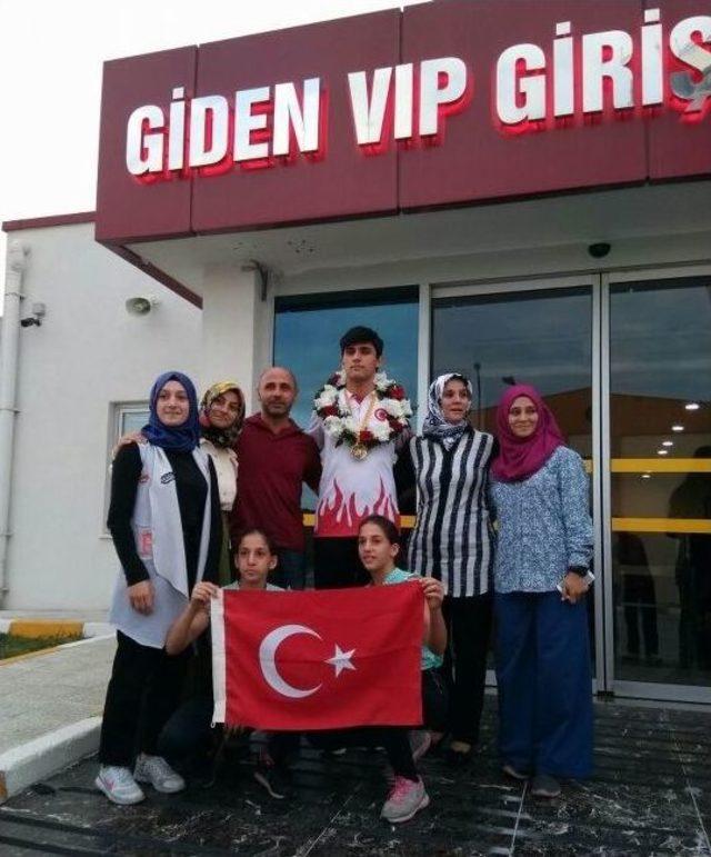 Şampiyon Sporcular Çiçeklerle Karşılandı