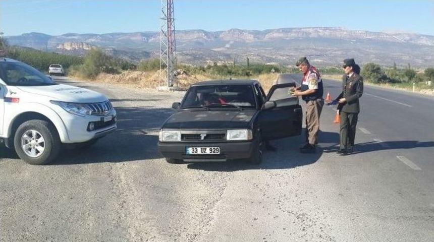 Jandarma Ekipleri S&uuml;r&uuml;c&uuml;lerin Bayramını Kutladı