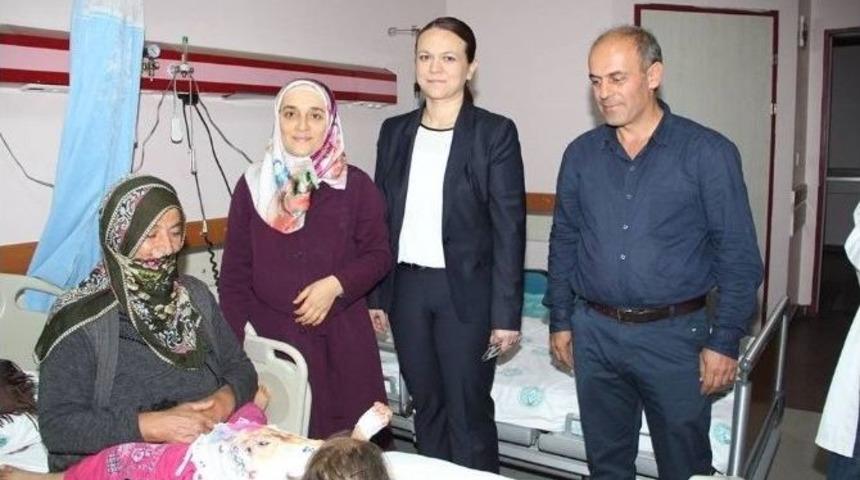 Hastane Y&ouml;neticileri Personel Ve Hastalarla Bayramlaştılar