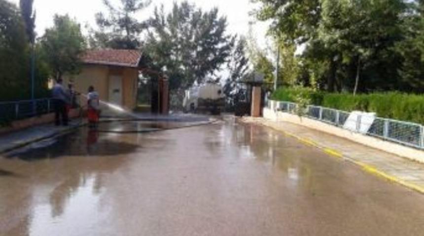 İzmit&rsquo;te G&uuml;nde 15 Okulun Bah&ccedil;esi Temizleniyor