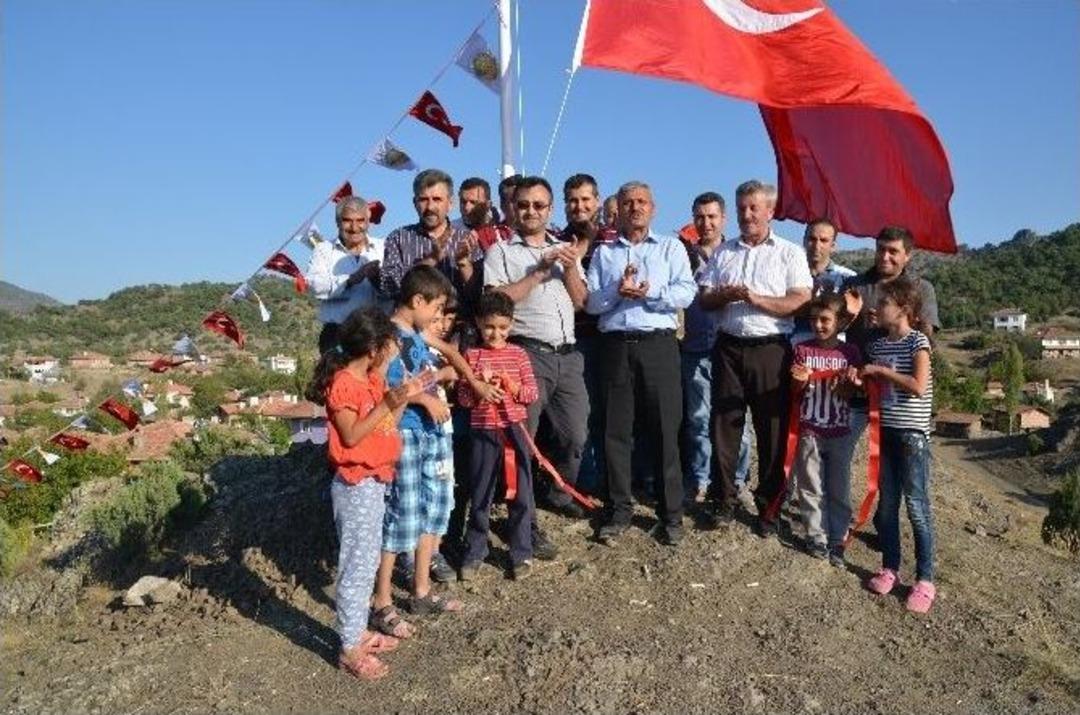 Demokrasi Şehitleri Anısına K&ouml;y&uuml;n En Y&uuml;ksek Tepesine Bayrak Diktiler