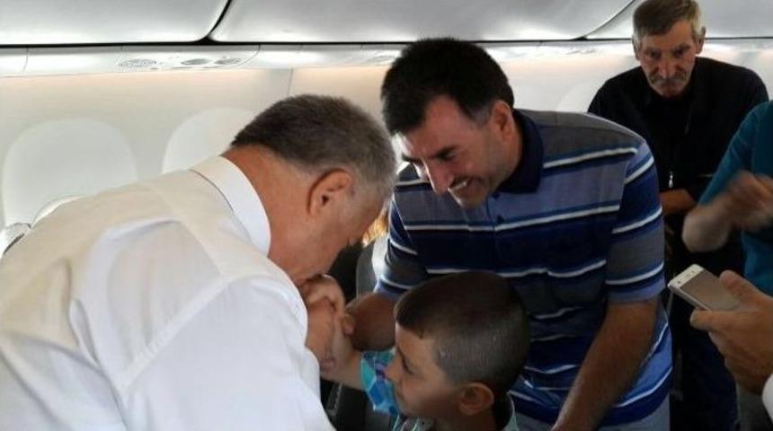 Bakan Arslan, U&ccedil;akta Anons Yaparak Yolcuların Bayramını Kutladı