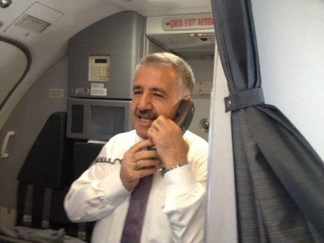 Bakan Arslan, Uçakta Anons Yaparak Yolcuların Bayramını Kutladı
