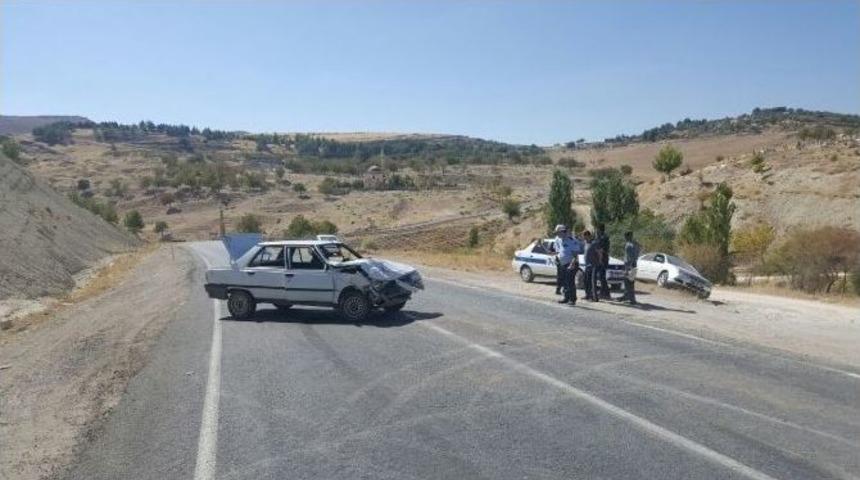 Otomobiller &Ccedil;arpıştı: 5 Yaralı