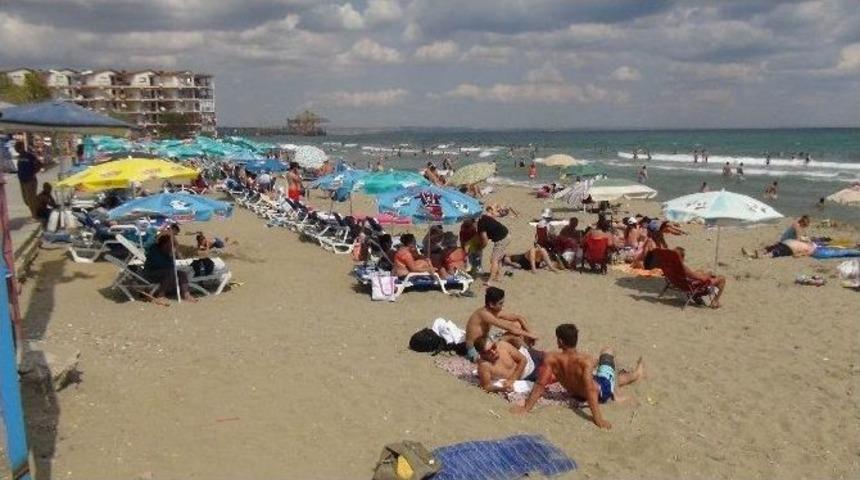 Yaz Sezonunun Son G&uuml;nleri Sahiller Tatilcilerle Doldu