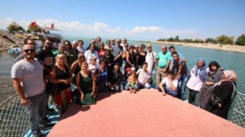 Sanat&ccedil;ılar, Sonsuz Ş&uuml;kran K&ouml;y&uuml;nde Buluşuyor