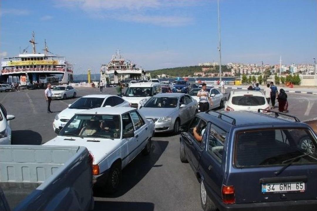 &Ccedil;anakkale&rsquo;de Feribot İskelesinde Bayram Yoğunluğu