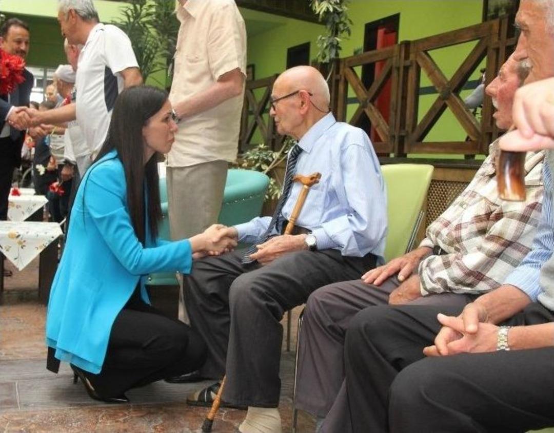 Ak Parti&rsquo;li Karaaslan Bayramda Yaşlılarla Ve Şehit Aileleriyle Bayramlaştı