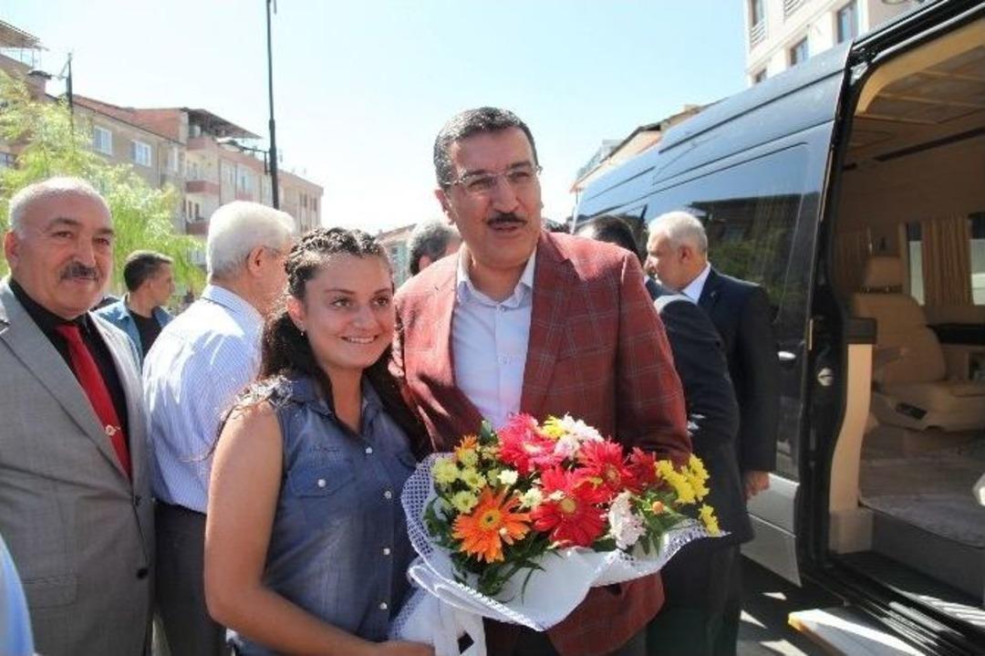 Bakan T&uuml;fenkci, Cem Vakfı&rsquo;nı Ziyaret Etti