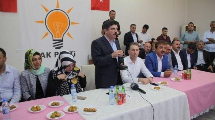 Ak Parti&rsquo;de Bayramlaşma T&ouml;reni D&uuml;zenlendi