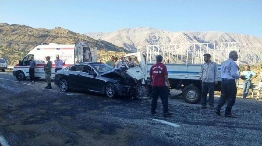 Otomobil İle Kamyonet &Ccedil;arpıştı: 7 Yaralı