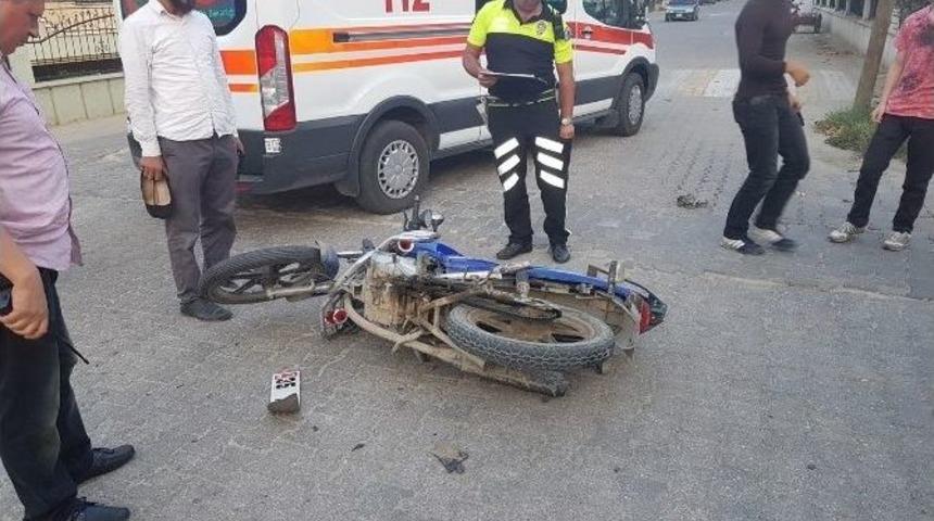 Otomobil Motosiklete &Ccedil;arpıp Ka&ccedil;tı
