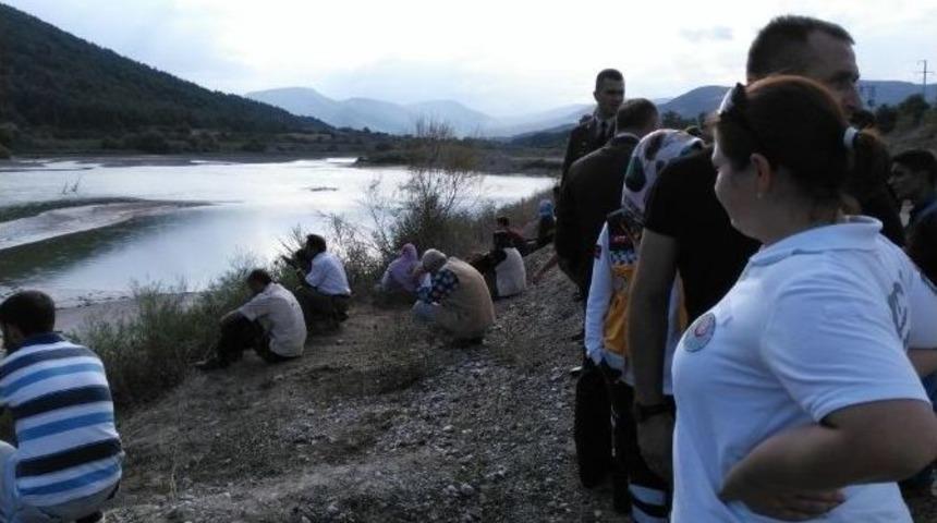 Balık Tutarken Nehre D&uuml;şen Şahsı Arama &Ccedil;alışmaları S&uuml;r&uuml;yor