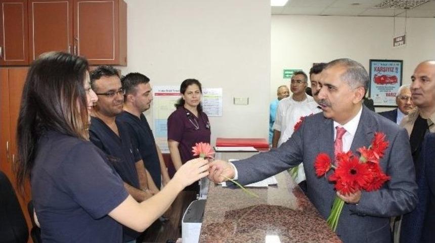 Vali Ko&ccedil;ak, Bayramda Sağlık &Ccedil;alışanları Ve Hastaları Ziyaret Etti