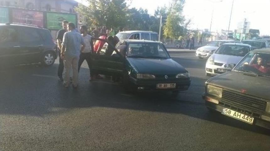 2 Otomobil &Ccedil;arpıştı: 1 Yaralı