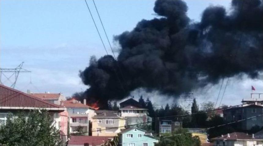 (&ouml;zel Haber) Sultanbeyli&rsquo;de &Uuml;&ccedil; Binanın &Ccedil;atısı Alev Alev Yandı