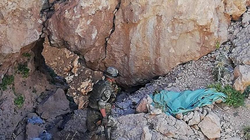 Herekol Dağı'nda ter&ouml;ristlerin kullandığı sığınaklar imha edildi