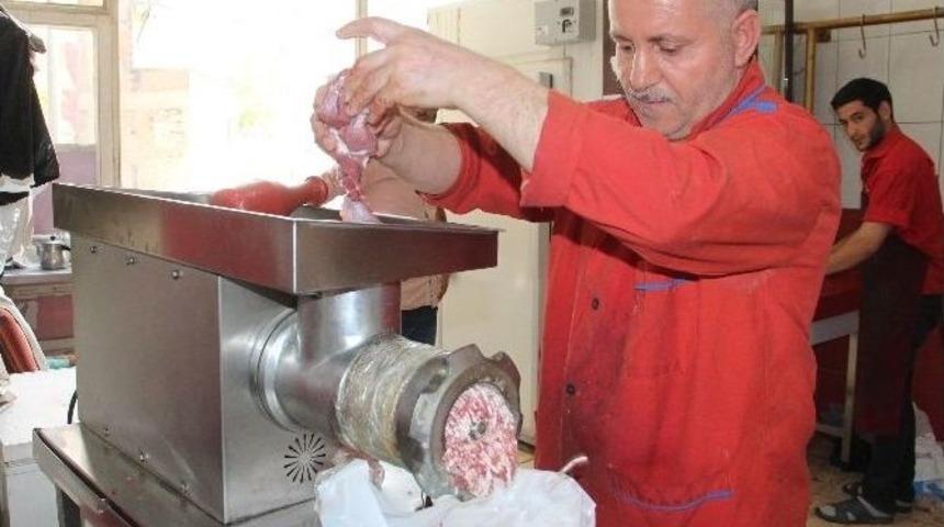 Kasapların Kıyma &Ccedil;ekme Mesaisi