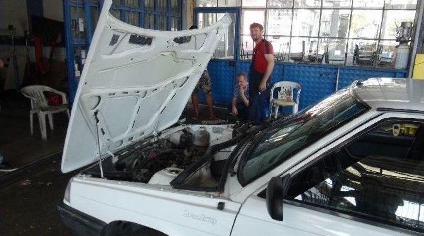 Herkes Tatilde, Onlar İşinin Başında