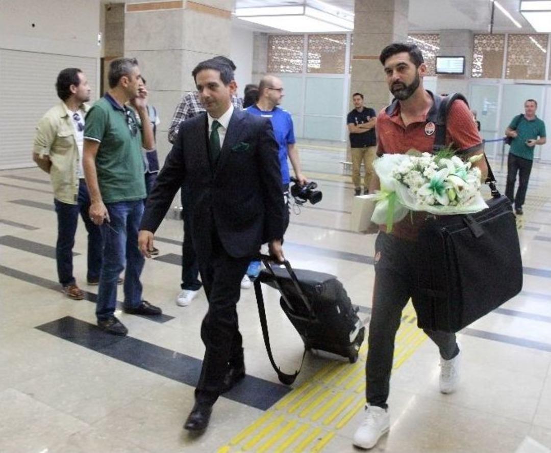 Shakhtar Donetsk Kafilesi Konya&rsquo;da &Ccedil;i&ccedil;eklerle Karşılandı