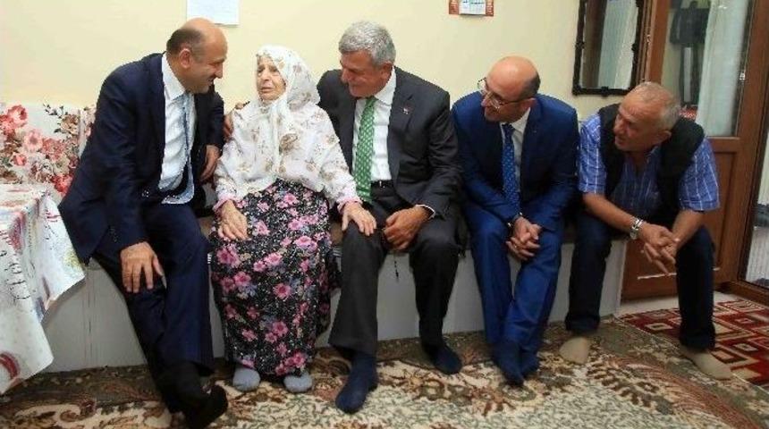 Bakan Işık, Başkan Karaosmanoğlu&rsquo;nun Anne Ve Babasını Ziyaret Etti