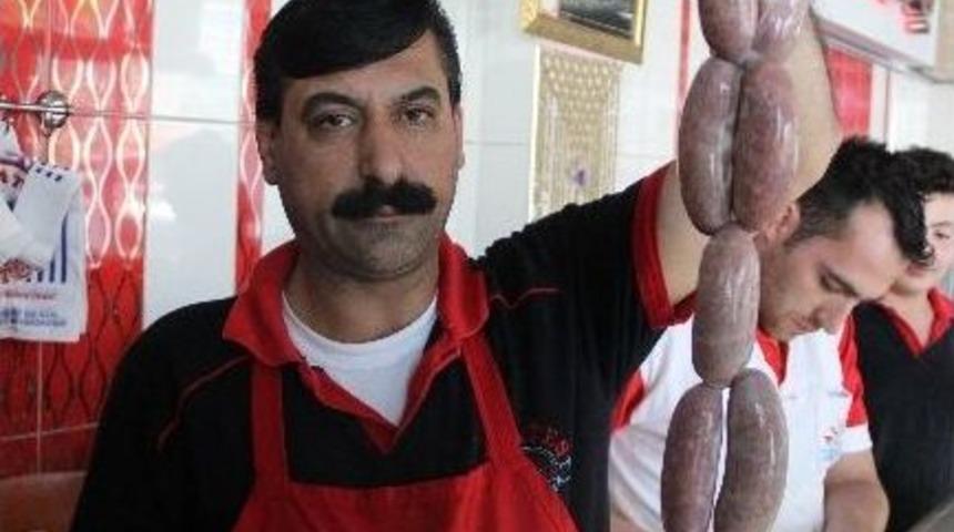 Kasaplarda Sucuk Ve Kıyma Mesaisi
