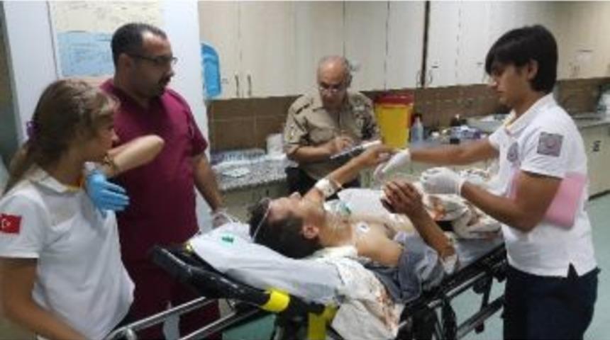 Kardeşini Bı&ccedil;akla Ağır Yaraladı