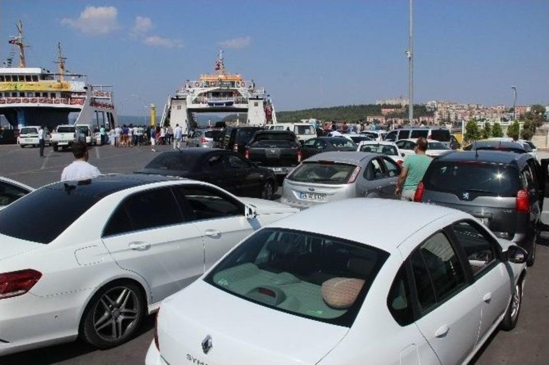 &Ccedil;anakkale&rsquo;de Feribot İskelesinde Bayram Yoğunluğu Devam Ediyor