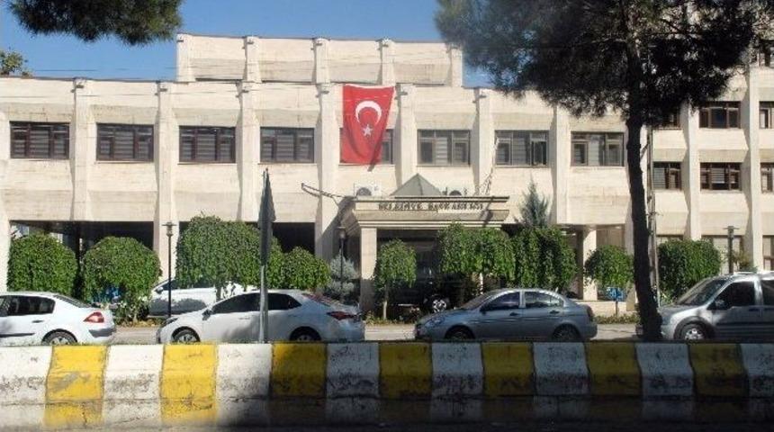 Batman Belediyesi&rsquo;ne T&uuml;rk Bayrağı Asıldı