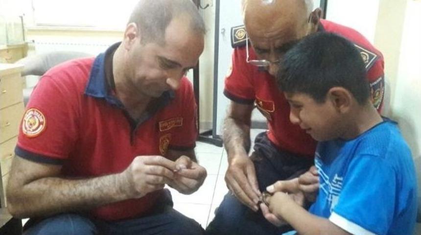 &Ccedil;ocuğun Parmağına Sıkışan Metal Halkayı İtfaiye &Ccedil;ıkardı