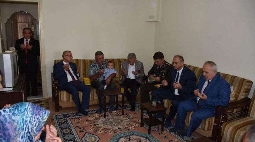 Salihli Protokol&uuml;nden Şehit Ailelerine Bayram Ziyareti