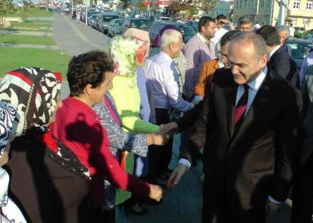 Bakan &Ouml;zl&uuml;, D&uuml;zcelilerle Bayramlaştı