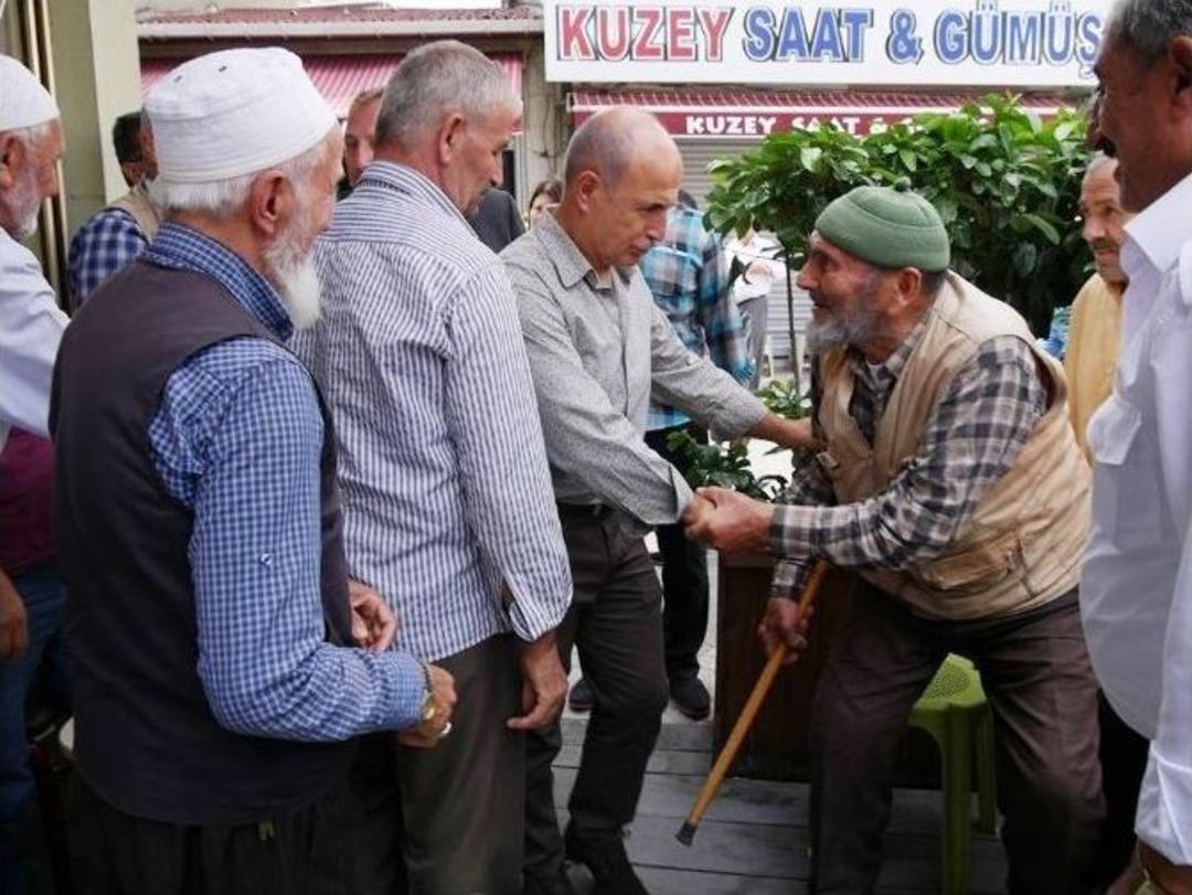 Başkan Akg&uuml;n, B&uuml;y&uuml;k&ccedil;ekmecelilerle Kucaklaştı