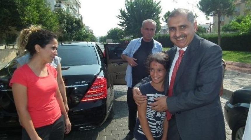 Vali Ko&ccedil;ak, &Ccedil;ocuklara Bayram Har&ccedil;lığı Verdi