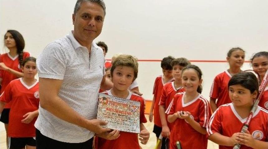 Başkan Uysal&rsquo;dan Masa Tenisi Ve Squash &Ouml;ğrencilerine Sertifika