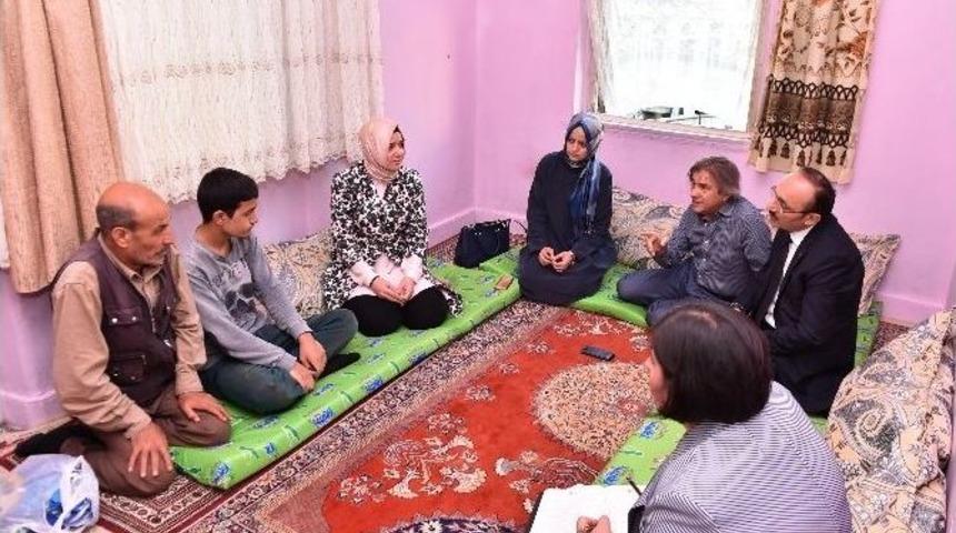 Bakan Kaya, Beyoğlu&rsquo;nda Şehit Ailesini Ziyaret Etti