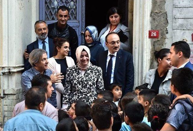 Bakan Kaya, Beyoğlu’nda Şehit Ailesini Ziyaret Etti