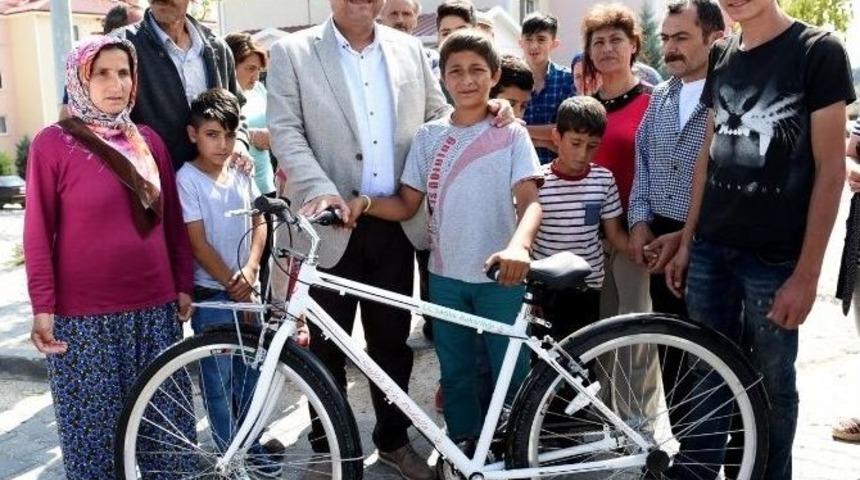 Başkan Babaş&rsquo;tan &Ccedil;ocuklara Bayram Hediyesi